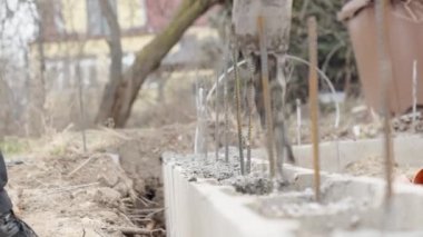 Binanın temelinin betonlaşması. 