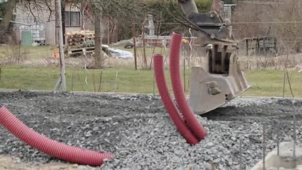 掘削機は新しい建物の基礎スラブに砂利を注ぎ — ストック動画