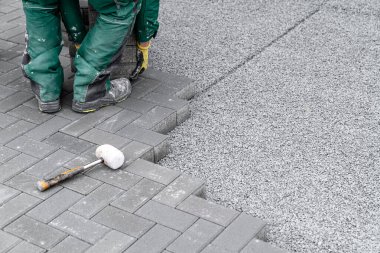 Beton bloklardan kaldırım inşaatı. 