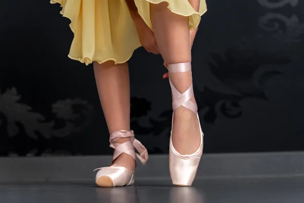 Балетне Взуття Ногах Балерини Високоякісна Фотографія — стокове фото