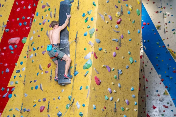 攀登者爬上人造的攀登墙 高质量的照片 — 图库照片