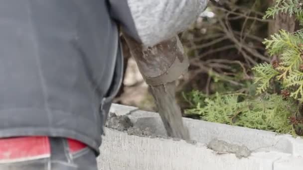 건물의 기초를 굳히는 시멘트 — 비디오