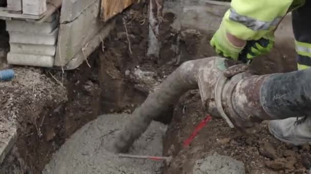 为新大楼的地基浇注混凝土 将混凝土灌入地下的挖掘中 — 图库视频影像