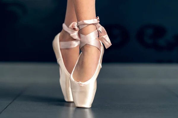 Chaussures Ballet Sur Les Pieds Une Ballerine Photo Haute Qualité — Photo