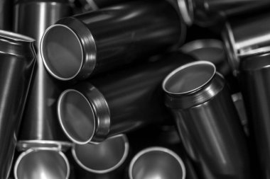 Siyah alüminyum içecekler üretimde. Yüksek kalite fotoğraf