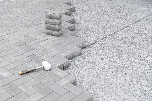 歩道のロック舗装を調整するためのゴムハンマー 高品質の写真 — ストック写真