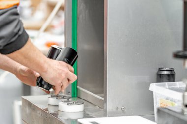 Bira dolu bira kutuları bira fabrikasında. 