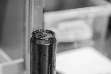 Bira fabrikasında bira şişesi üretiliyor.. 