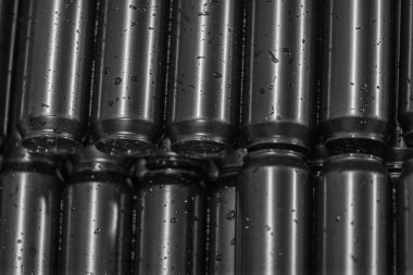 Bira fabrikasında bira şişesi üretiliyor.. 