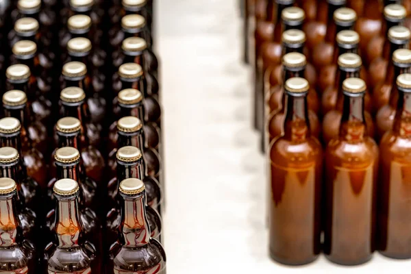 Скляні Пляшки Пивом Складі Пивоварні Високоякісна Фотографія — стокове фото