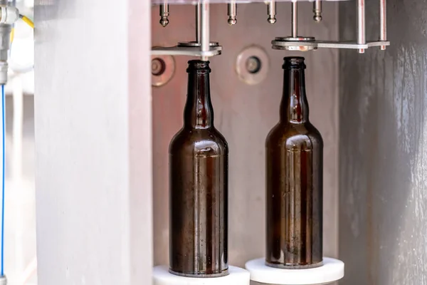 Машина Миття Наповнення Скляних Пляшок Пивом Високоякісна Фотографія — стокове фото