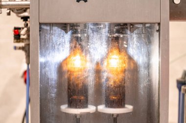 Cam şişeleri bira ile yıkama ve doldurma makinesi. Yüksek kalite fotoğraf