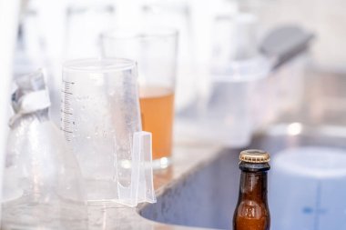 İçki şişelerini kapatmak için kapaklar. Yüksek kalite fotoğraf