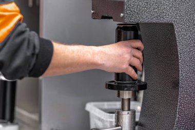 Fabrikadaki içki kutularının otomatik doldurulması ve mühürlenmesi..