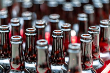 Boş bardaklar depoda şişe içer. Yüksek kalite fotoğraf