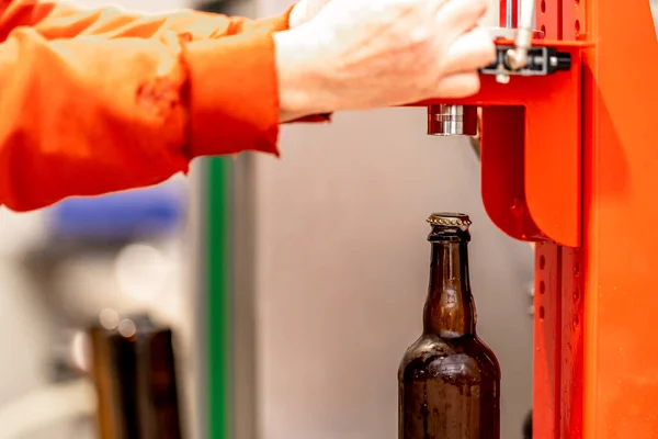 Механічне Наповнення Пляшок Пива Пивоварні Високоякісна Фотографія — стокове фото