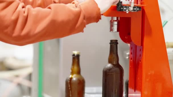 Tampar Garrafas Cerveja Uma Cervejaria — Vídeo de Stock