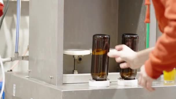 Maskin För Att Tvätta Och Fylla Glasflaskor Med Högkvalitativ Video — Stockvideo