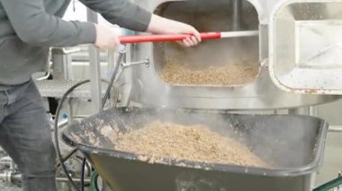 Bira fabrikasında bira demledikten sonra tankı arta kalan maltla temizliyorum.. 
