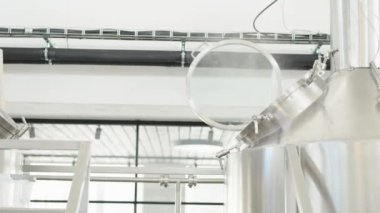 Bira fabrikasında bira yapmak için paslanmaz çelik kazan.. 