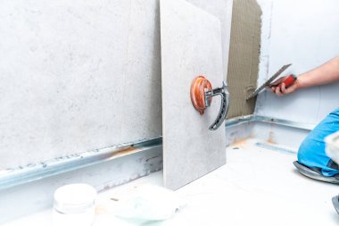 Zanaatkar odayı büyük bir döşeme ile döşemiş. Yüksek kalite fotoğraf