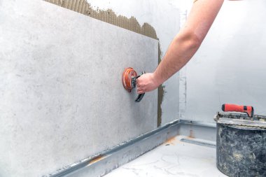 Zanaatkar odayı büyük bir döşeme ile döşemiş. Yüksek kalite fotoğraf