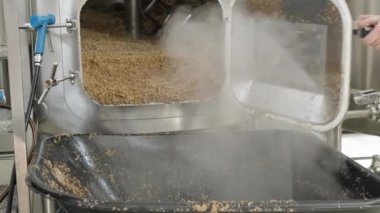 Bira fabrikasında bira yapmak için paslanmaz çelik kazan.. 