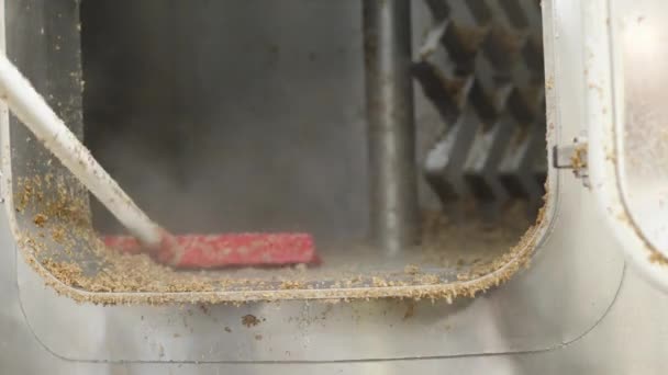 醸造所でビールを醸造した後タンクを残留麦芽で洗浄する — ストック動画