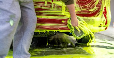 Garajda yeşil köpüklü araba yıka. Yüksek kalite fotoğraf