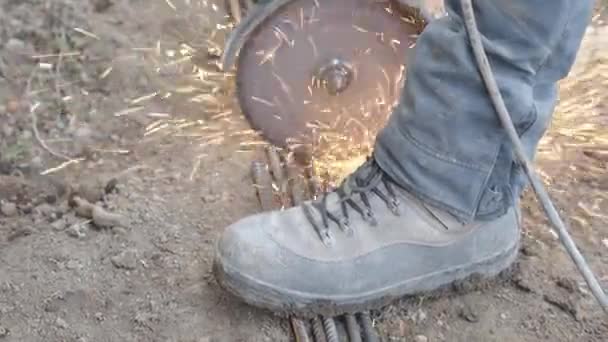 Memotong Pemasangan Besi Dengan Penggiling — Stok Video