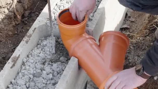 Instalação Tubo Esgoto Plástico Durante Construção Uma Casa — Vídeo de Stock
