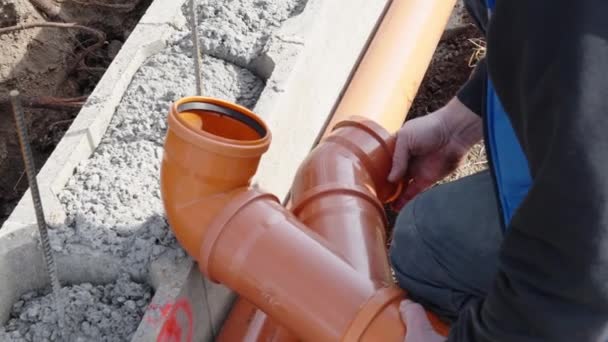 Instalace Kanalizační Plastové Trubky Při Výstavbě Domu — Stock video