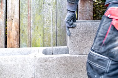 Bir evin temelini kayıp bir formaliteden inşa etmek.. 