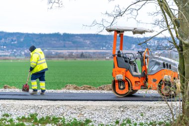 Yeni bir yol ve trafik iletişimi inşa edilirken asfalt sıkıştırma için paten. Yüksek kalite fotoğraf