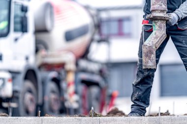 Kamyon hortumundan evin ana plakasına beton dökülüyor.. 