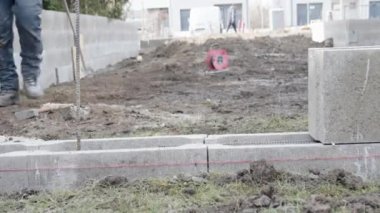Bir evin temelini kayıp bir formaliteden inşa etmek.. 
