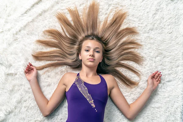 Adolescente Avec Les Cheveux Lâches Forme Soleil Est Couché Sur — Photo