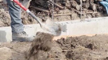 Su ve atık için plastik borular için toprağı kazıyoruz.. 