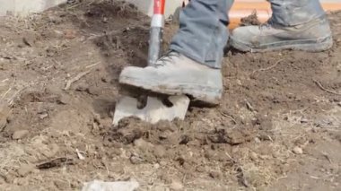 Su ve atık için plastik borular için toprağı kazıyoruz.. 