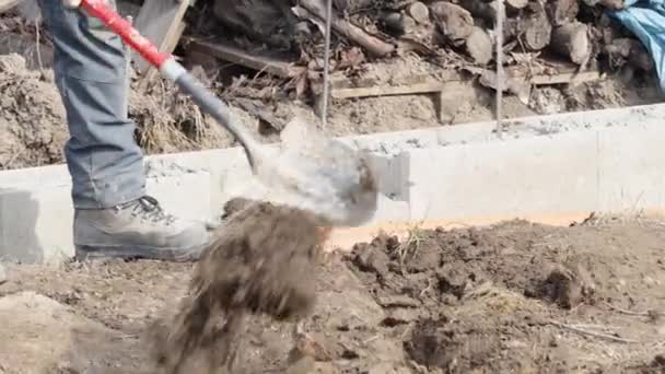 Boden Nach Kunststoffrohren Für Wasser Und Abfall Graben — Stockvideo