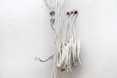 İnşaat alanının duvarındaki elektrik kabloları. Yüksek kalite fotoğraf
