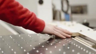 Mobilya üretiminde lamine kenarları yapıştırmak için bir makine. Yüksek kalite 4k görüntü