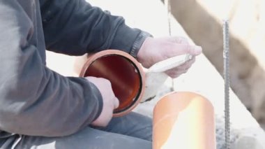 İnşaat alanında turuncu PVC plastik borular. 
