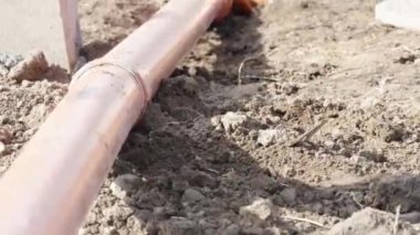 İnşaat alanında turuncu PVC plastik borular. 