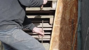 Binanın temel plakasına metal armatür yerleştirilmiş. Yüksek kalite 4k görüntü