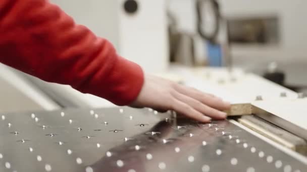 家具生产中胶合层压板边缘的机器 高质量的4K镜头 — 图库视频影像