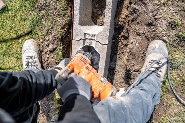 Elektrikli matkapla beton temellerin delinmesi. 