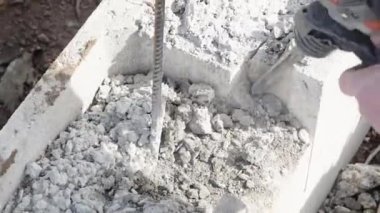 Elektrikli çekiçle betonun tahrip edilmesi. 