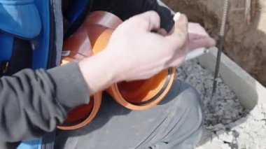 Yağmur, atık kanalizasyon ve su kaynağı yapımında kullanılan plastik PVC borular. Yeni bir ev inşaatı. 