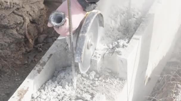 用电动磨床切割混凝土砖 — 图库视频影像